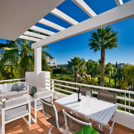 Lagoon Retreat For 4 * Estepona